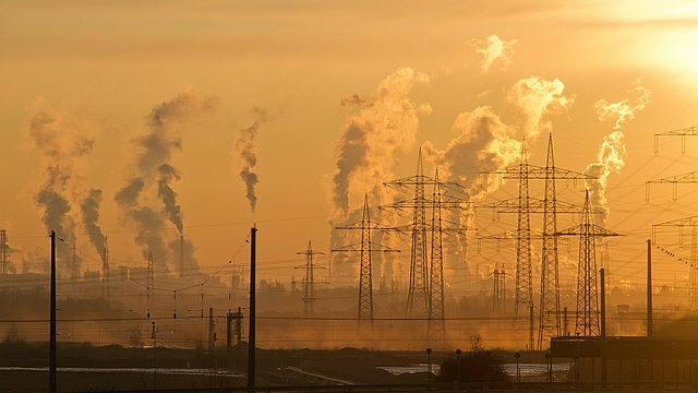 Luftverschmutzung, Rauchende Fabriken, Strommasten, Dämmerung